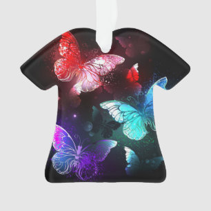 Trois papillons brillants sur l'arrière - plan de