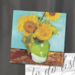 Trois tournfleurs | Vincent Van Gogh Magnet<br><div class="desc">Three Sunflowers (1888) de l'artiste néerlandais Vincent Van Gogh. Un tableau d'art original est une huile sur toile représentant une vie morte de tournesols jaune vif contre un arrière - plan turquoise. Utilisez les outils de conception pour ajouter du texte personnalisé ou personnaliser l'image.</div>