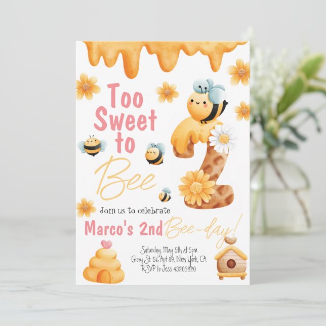 Trop sucré pour être une invitation d'anniversaire (Debout devant)