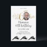 Tropical 60th Gold Birthday Invitation avec photo<br><div class="desc">Conçu pour notre collection Tropical Birthday Invitations with Photo,  cette carte d'invitation personnalisable comprend une section photo modifiable,  des numéros d'or et des polices décoratives d'écriture manuscrite. Éléments correspondants disponibles.</div>