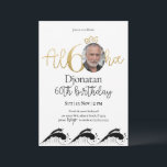 Tropical 60th Gold Birthday Invitation avec photo<br><div class="desc">Conçu pour notre collection Tropical Birthday Invitations with Photo,  cette carte d'invitation personnalisable comprend une section photo modifiable,  des numéros d'or et des polices décoratives d'écriture manuscrite. Éléments correspondants disponibles.</div>