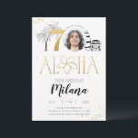 Tropical 70th Birthday Gold Invitation avec photo<br><div class="desc">Tropical 70th Birthday Gold Invitation Card with Photo fait partie de la collection Mariage. Ce produit est doté de scintilles de parties scintillant dorée personnalisables en section photo. Fait avec des polices décoratives. Explorez d'autres produits correspondants dans notre magasin.</div>