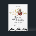 Tropical 80th Gold Birthday Invitation avec photo<br><div class="desc">Conçu pour notre collection Tropical Birthday Invitations with Photo,  cette carte d'invitation personnalisable comprend une section photo modifiable,  des numéros d'or et des polices décoratives d'écriture manuscrite. Éléments correspondants disponibles.</div>