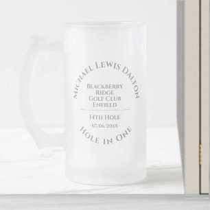 Trou de golf dans une tasse de bière en verre dépo