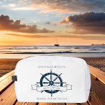 Trousse De Toilette Bateau personnalisé Capitaine Vintage roue nautiqu<br><div class="desc">Chic sac cosmétique pour capitaine de bateau sur mesure pour une compagnie de paquebot avec un volant de bateau bleu marine. Ce design nautique vintage est parfait pour un timonier près de la plage. Personnalisez avec votre nom.</div>