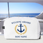 Trousse De Toilette Bienvenue à bord Nom du bateau Ancre Gold Laurel S<br><div class="desc">Un sac personnalisé, à thème nautique, cosmétiques, toilettage et kit de toilette pour vous garder des articles de voyage organisés et sûrs. Ce design comprend une ancre de bateau sur mesure avec des feuilles de laurier de couleur or et une étoile d'or avec un texte riche lisant "Welcome Aboard" et...</div>