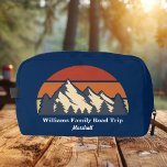 Trousse De Toilette Blue Mountain Sunset Randonnée personnalisée<br><div class="desc">Ce superbe coucher de soleil sur les montagnes rocheuses et les arbres de la forêt dans la nature fait une belle image pour un sac de toilette bleu personnalisé pour vos vacances d'été ou voyage en voiture à travers la nature. Ajoutez simplement votre propre texte personnalisé pour les campeurs ou...</div>