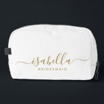 Trousse De Toilette Bridesmaid Gift Gold Nom<br><div class="desc">Ce sac d'accessoires Bridesmaid comporte une typographie manuscrite de script en or avec des swashes sur un arrière - plan blanc ou de minuit. Présentez à vos demoiselles d'honneur un sac de toilette pour leur maquillage et des petits articles traditionnellement présentés au dîner de répétition, à utiliser tôt le matin...</div>