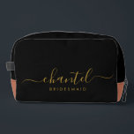 Trousse De Toilette Bridesmaid Modern Gold Script noir<br><div class="desc">Ce sac d'accessoires Bridesmaid comporte une typographie manuscrite de script en or avec des swashes sur un arrière - plan noir. Présentez à vos demoiselles d'honneur un sac de toilette pour leur maquillage et des petits articles traditionnellement présentés au dîner de répétition, à utiliser tôt le matin avant le mariage....</div>