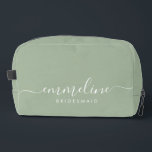 Trousse De Toilette Bridesmaid Modern Minimal Script Sage<br><div class="desc">Ce sac d'accessoires Bridesmaid comporte une typographie manuscrite en écriture blanche avec des swashes sur un arrière - plan vert sage. Présentez à vos demoiselles d'honneur un sac de toilette pour leur maquillage et des petits articles traditionnellement présentés au dîner de répétition, à utiliser tôt le matin avant le mariage....</div>