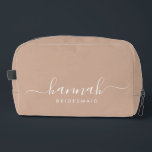 Trousse De Toilette Bridesmaid Moderne Script Minimal Cosmétique<br><div class="desc">Ce sac d'accessoires Bridesmaid comporte une typographie manuscrite en écriture blanche avec des swashes sur un arrière - plan bronzé. Présentez à vos demoiselles d'honneur un sac de toilette pour leur maquillage et des petits articles traditionnellement présentés au dîner de répétition,  à utiliser tôt le matin avant le mariage.</div>