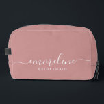 Trousse De Toilette Bridesmaid Moderne Script Minimal Toilettes Cosmét<br><div class="desc">Ce sac d'accessoires Bridesmaid comporte une typographie manuscrite en écriture blanche avec des swashes sur un arrière - plan rose poussiéreux. Présentez à vos demoiselles d'honneur un sac de toilette pour leur maquillage et des petits articles traditionnellement présentés au dîner de répétition, à utiliser tôt le matin avant le mariage....</div>