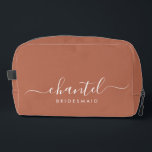 Trousse De Toilette Bridesmaid Script Moderne - Terracotta cosmétique<br><div class="desc">Ce sac accessoire Bridesmaid comporte une typographie manuscrite en écriture blanche avec des swashes sur un arrière - plan en terre cuite. Présentez à vos demoiselles d'honneur un sac de toilette pour leur maquillage et des petits articles traditionnellement présentés au dîner de répétition, à utiliser tôt le matin avant le...</div>
