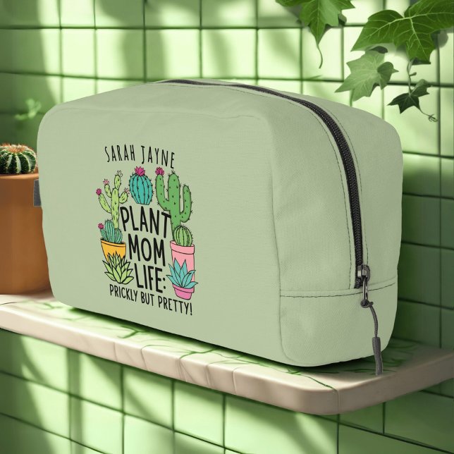 Trousse De Toilette Cactus Plante Maman Prickly mais jolie Sage Green (Living that Plant Mom Life? A fun sage green dopp kit accessory bag with space for your name)