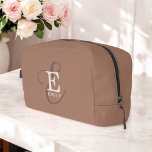 Trousse De Toilette Calligraphie élégant Monogramme Nom Mocha Brown<br><div class="desc">Un design monogramme unique et élégant avec votre nom et monogramme accentue ce sac de toilette personnalisé avec sérifs classiques et un script de calligraphie plus orné dans une belle mise en page. Les trois éléments se mélangent magnifiquement pour créer votre propre logo de marque personnelle. Montré ici avec un...</div>