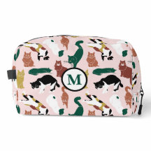 Charmant chats dessinés à la main sur arrière - pl