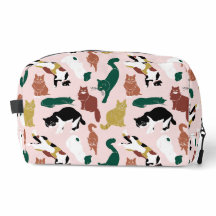 Charmant chats dessinés à la main sur arrière - pl