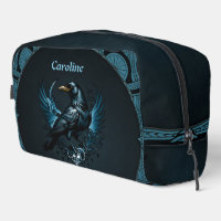Corbeau noir majestueux assis sur un orné