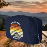 Trousse De Toilette Coucher de soleil sur mesure Randonnée bleu marine<br><div class="desc">Ce coucher de soleil vintage orange cool sur les montagnes rocheuses dans la nature fait une belle image sur un mignon sac de toilettes bleu marine rétro pour un voyage en montagne ou des vacances en camping pour une famille qui aime passer du temps à l'extérieur et la nature.</div>