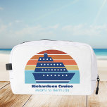 Trousse De Toilette Croisière sur mesure Ocean Liner Sunset<br><div class="desc">Sac de toilette de bateau de croisière sur mesure cool pour vos vacances en famille ou escapades de printemps aux Bermudes,  aux Bahamas ou aux Caraïbes. Customisez ce mignon sac de paquebot de mer avec votre nom de famille et votre destination ou année.</div>
