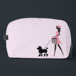 Trousse De Toilette Femme en rose marchant caniche noire<br><div class="desc">Femme vintage avec un béret marchant un caniche noir.</div>