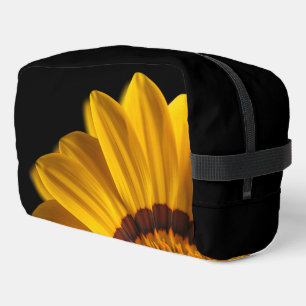 Trousse De Toilette Fleur jaune sur arrière - plan noir