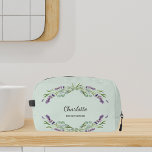 Trousse De Toilette Fleurs de lavande sage vert bridesmaid<br><div class="desc">Arrière - plan vert Sage. Décoré de fleurs de lavande et de verdure d'eucalyptus. Personnalisez et ajoutez le nom de votre bridesmade.</div>