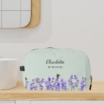 Trousse De Toilette Fleurs de lavande sage vert bridesmaid<br><div class="desc">Arrière - plan vert Sage. Décoré de fleurs de lavande. Personnalisez et ajoutez le nom de votre bridemaide.</div>