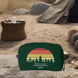 Trousse De Toilette Green Forest Sunset Camping Trip Personnalisable<br><div class="desc">Kit dopp randonnée cool avec coucher de soleil de forêt verte pour tout le groupe en excursion nature ou en camping. Ce cadeau de sac de toilette personnalisé dispose d'un bel horizon avec des arbres pour un randonneur ou un camping-car.</div>