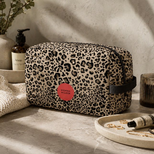 Trousse de Toilette Imprimé Léopard | Étui à Maqui (A fashionable toiletry bag that blends bold animal print with a polished personalized touch.)