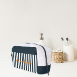 Trousse De Toilette Les impacts de la marine | Le Monogramme de Gentle<br><div class="desc">Gardez vos produits cosmétiques et de toilette organisés en déplacement. Avez-vous des employés ou des clients qui voyagent fréquemment? Un sac de toilette customisé est un cadeau bien pensé et une excellente façon de montrer votre logo. Ces petits sacs sont également un grand cadeau pour les conférences et les événements....</div>