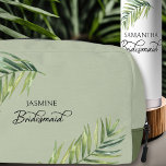 Trousse De Toilette Mariage Palm Leaf N'Importe Quelle Femme D'Informa<br><div class="desc">Un cadeau de fête de mariée à personnaliser pour votre femme de chambre - ou n'importe qui dans votre fête de mariage. Bridesmaid est écrit en calligraphie manuscrite tourbillonnant et, vous pouvez facilement passer à un rôle différent, en entrant l'outil de conception. Le design comporte une feuille de palmier tropicale...</div>