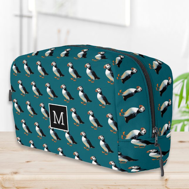 Trousse De Toilette Monogramme de la faune côtière des oiseaux de mer  (A monogrammed toiletry bag in dark ocean blue, with an Atlantic puffins pattern)