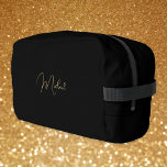Trousse De Toilette Monogramme d'or noir moderne Mens Femen Gym Voyage<br><div class="desc">Créez votre propre script / typographie en faux or personnalisé, élégant et moderne monogramme monogrammed, durable Polyester Poplin, tissu robuste polyester signifie femmes enfants socle noir maquillage cosmétique complet organisateur de golf accessoires de plage gymnase voyage sac sac sac avec fermeture zippée, deux poches en maille intérieure - une zippée...</div>