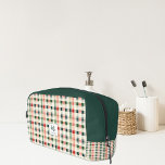 Trousse De Toilette Monogramme En vichy doux À feuillage persistant<br><div class="desc">Voici le Kit Dopp En vichy Monogram Soft À feuillage persistant - un accessoire élégant et fonctionnel conçu pour ceux qui apprécient à la fois l'esthétique et la commodité. Doté d'un motif intemporel en vichy dans des tons apaisants de à feuillage persistant, de rouge et de crème, ce kit dopp...</div>