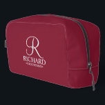 Trousse De Toilette Monogramme et nom du Groomsman personnalisé classi<br><div class="desc">Cadeaux Groomsman personnalisés classiques avec monogramme personnalisé en style de police de script classique blanc avec nom et titre de groomsman en style de police serif classique blanc sur arrière - plan rouge bordeaux. Aussi parfait pour Best Man,  Père de la Mariée et plus.</div>