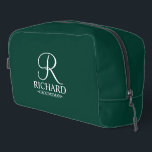 Trousse De Toilette Monogramme et nom du Groomsman personnalisé classi<br><div class="desc">Cadeaux Groomsman personnalisés classiques avec monogramme personnalisé en style de police de script classique blanc avec nom et titre de groomsman en style de police serif classique blanc sur arrière - plan vert émeraude. Aussi parfait pour Best Man,  Père de la Mariée et plus.</div>