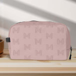 Trousse De Toilette Monogramme rose simple moderne, femmes<br><div class="desc">Conçu pour la femme moderne en déplacement, ce sac de kit Dopp Monogram Rose Simple Modern Women's est l'exemple de l'élégance et de la fonctionnalité. Sa teinte rose poussiéreuse, associée à un design monogramme élégant, offre une esthétique girly et sophistiquée, parfaite pour tout voyage ou aventure de golf. Conçu avec...</div>