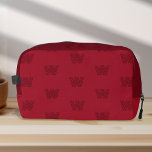 Trousse De Toilette monogramme tendance, simple rouge moderne monogram<br><div class="desc">Élevez vos besoins de voyage et de remise en forme avec le sac de kit Dopp "Monogram branché" de PixeliaDesigns, où le rouge vif rencontre l'élégance personnalisée. Ce kit dopp moderne et simple, au design épuré accentué par un monogramme à motifs dans une police tendance et à jour, est votre...</div>