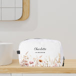 Trousse De Toilette Nom de la femme de ménage fleur sauvage rose beige<br><div class="desc">Arrière - plan blanche,  décorée de fleurs sauvages dans les tons rose et beige. Personnalisez et ajoutez le nom de votre demoiselle d'honneur.</div>