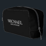 Trousse De Toilette Nom du Groomsman Personnalisé Classique<br><div class="desc">Cadeaux Groomsman personnalisés classiques avec nom et titre de marionnettiste personnalisé en style serif classique blanc sur arrière - plan noir. Aussi parfait pour Best Man,  Père de la Mariée et plus.</div>