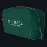 Trousse De Toilette Nom du Groomsman Personnalisé Classique<br><div class="desc">Cadeaux Groomsman personnalisés classiques avec le nom et le titre du marionnettiste personnalisé en style serif classique blanc sur arrière - plan vert émeraude. Aussi parfait pour Best Man,  Père de la Mariée et plus.</div>