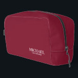 Trousse De Toilette Nom du Groomsman Personnalisé Classique<br><div class="desc">Cadeaux Groomsman personnalisés classiques avec le nom et le titre du marionnettiste personnalisé en style serif classique blanc sur arrière - plan rouge bordeaux. Aussi parfait pour Best Man, Père de la Mariée et plus.</div>