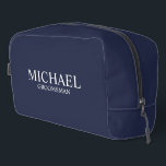 Trousse De Toilette Nom du Groomsman Personnalisé Classique<br><div class="desc">Cadeaux Groomsman personnalisés classiques avec le nom et le titre du marionnettiste personnalisé en style de police serif classique blanc sur arrière - plan bleu marine. Aussi parfait pour Best Man,  Père de la Mariée et plus.</div>