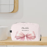 Trousse De Toilette Nom élégant de l'arc rose<br><div class="desc">Un arrière - plan rose pâle et doux. Décoré d'un grand arc rose. Personnalisez et ajoutez le nom de votre servante.</div>