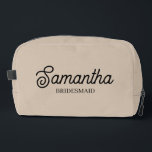 Trousse De Toilette Offre-cadeau cadeau de doyen personnalisée<br><div class="desc">Un kit dopp mariage personnalisé beige parfait pour les cadeaux de demoiselle d'honneur, les cadeaux de proposition de demoiselle d'honneur, les cadeaux de la partie Bachelorette et les prix de douche nuptiale. Customisez le kit dopp à votre nom et à votre titre et créez un cadeau unique de mariage. Idéal...</div>