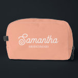 Trousse De Toilette Offre-cadeau cadeau de doyen personnalisée<br><div class="desc">Un kit de dopp mariage personnalisé pêche parfait pour les cadeaux de demoiselle d'honneur, les cadeaux de proposition de demoiselle d'honneur, les cadeaux de partie Bachelorette et les prix de douche nuptiale. Customisez le kit dopp à votre nom et à votre titre et créez un cadeau unique de mariage. Idéal...</div>