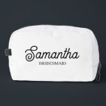 Trousse De Toilette Offre-cadeau cadeau de doyen personnalisée<br><div class="desc">Un kit dopp mariage personnalisé en noir et blanc, parfait pour les cadeaux de demoiselle d'honneur, les cadeaux de proposition de demoiselle d'honneur, les cadeaux de la partie Bachelorette et les prix de la douche nuptiale. Customisez le kit dopp à votre nom et à votre titre et créez un cadeau...</div>