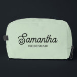Trousse De Toilette Offre-cadeau cadeau de doyen personnalisée<br><div class="desc">Un kit dopp mariage personnalisé sauge vert parfait pour les cadeaux de demoiselle d'honneur, les cadeaux de proposition de demoiselle d'honneur, les cadeaux de la partie Bachelorette et les prix de douche nuptiale. Customisez le kit dopp à votre nom et à votre titre et créez un cadeau unique de mariage....</div>