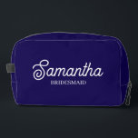 Trousse De Toilette Offre-cadeau cadeau de doyen personnalisée<br><div class="desc">Un kit dopp personnalisé bleu marine pour mariage parfait pour les cadeaux de demoiselle d'honneur, les cadeaux de proposition de demoiselle d'honneur, les cadeaux de la partie Bachelorette et les prix de douche nuptiale. Customisez le kit dopp à votre nom et à votre titre et créez un cadeau unique de...</div>